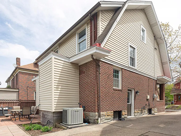 216 Edward Ave — Photo 2