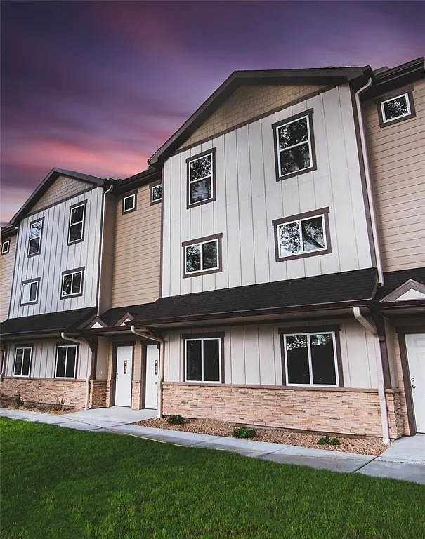 3 bed, 2.5 bath, 1695 sqft, $1,990 — Photo 1