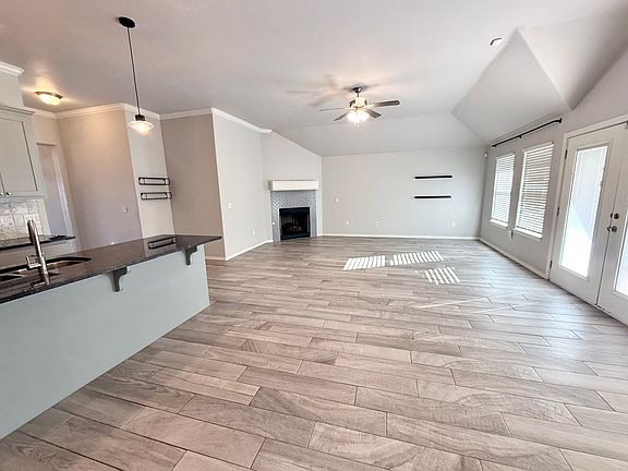 4th image of 2300 Alta Vista Ln