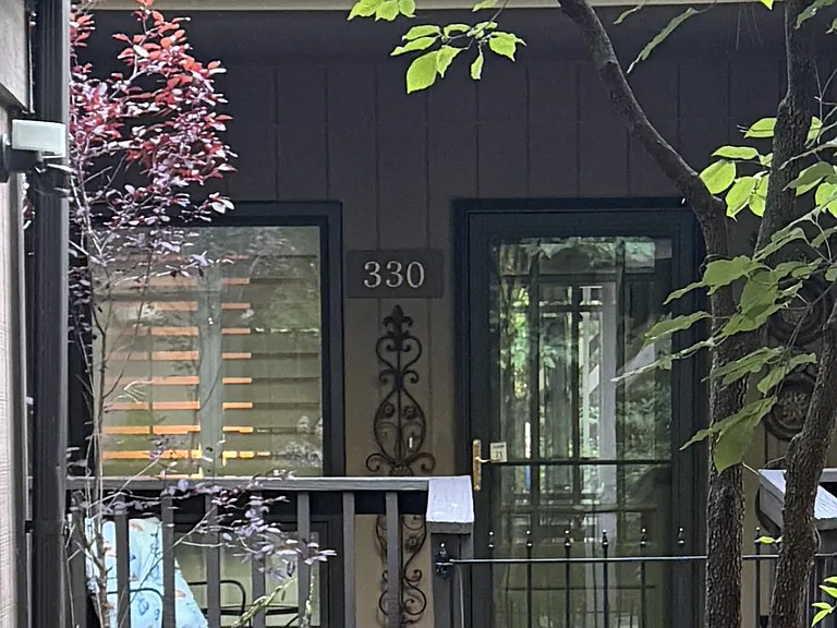 330 Chimney Hl — Photo 2
