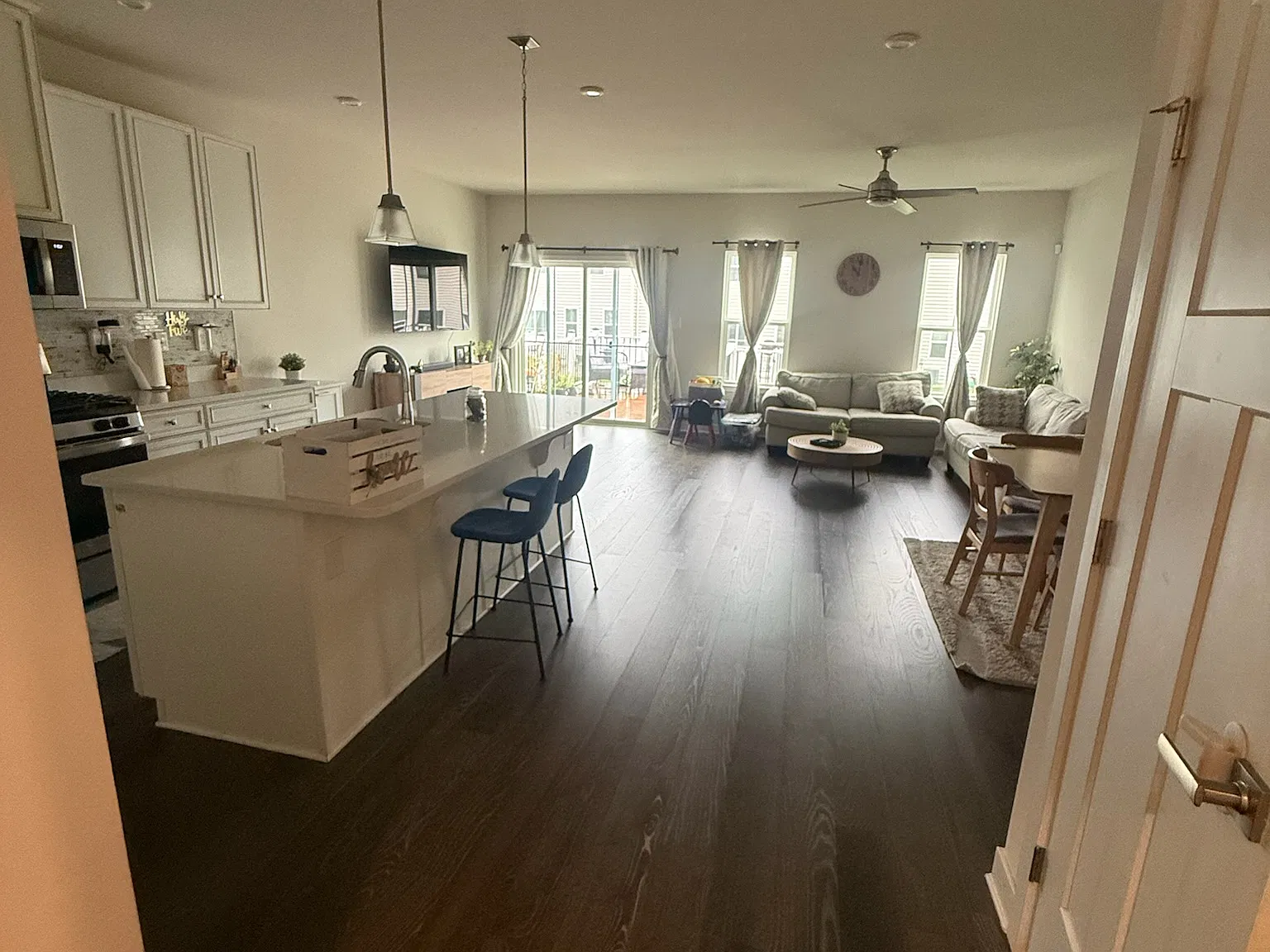 3 bed, 2.5 bath, 2550 sqft, $2,950 — Photo 4