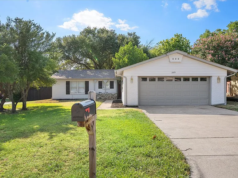 2809 Olympia Dr — Photo 1