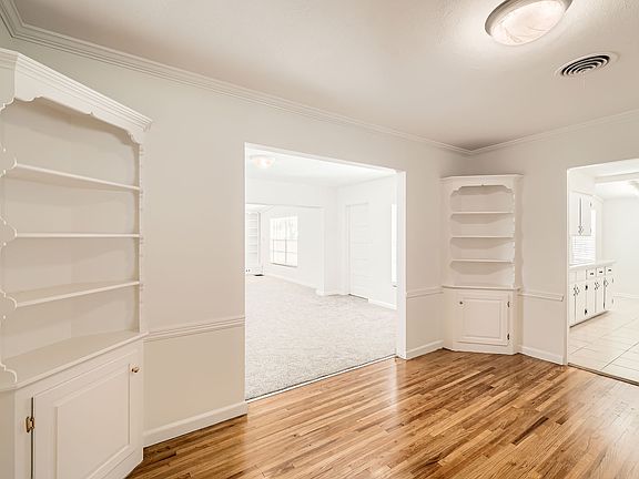 5th image of 425 Balmoral Rd
