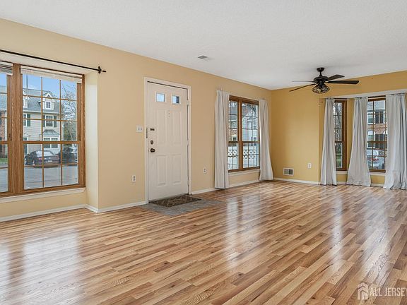 3rd image of 382 Hadleigh Ln