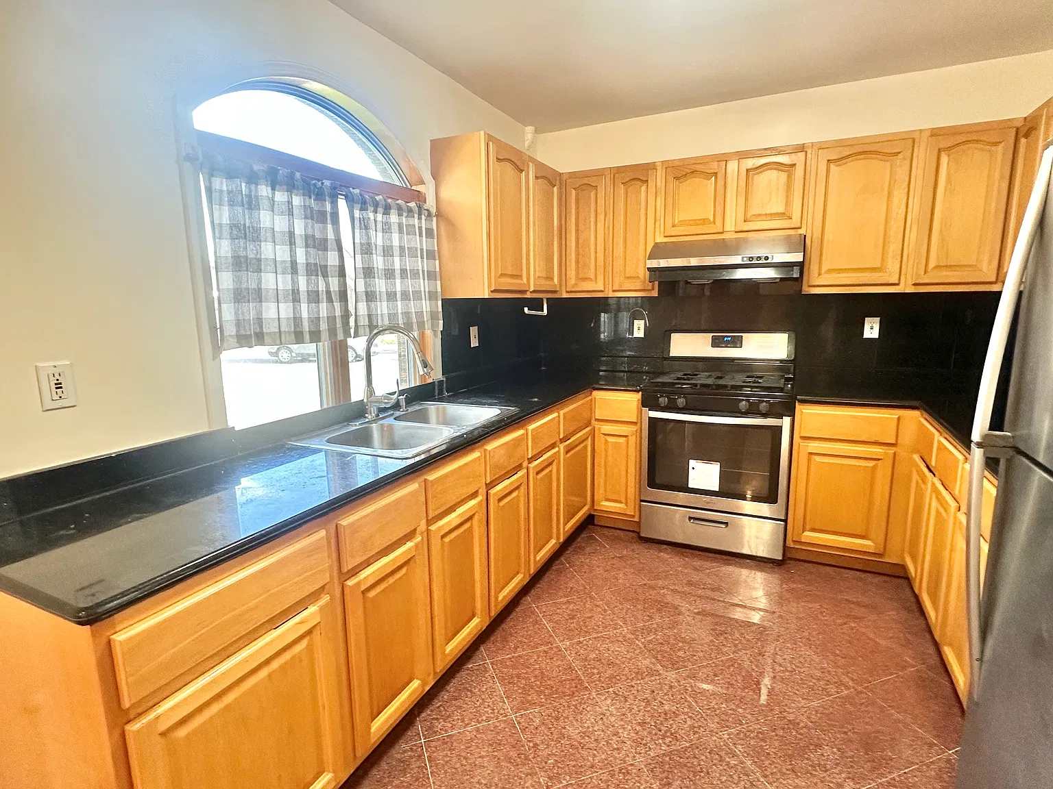 4 bed, 1300 sqft, $3,500 — Photo 4