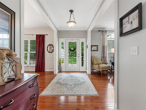 3rd image of 909 Green Briar Hills Dr