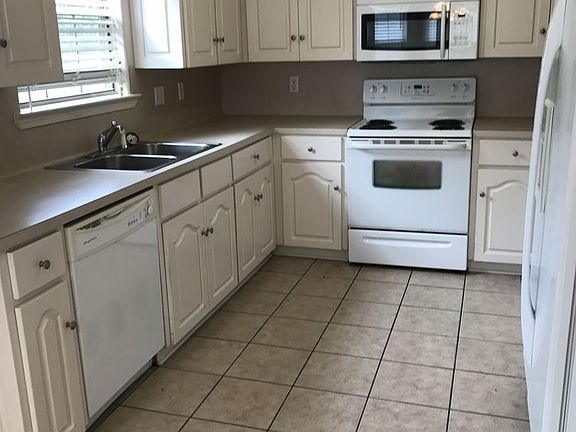 3rd image of 1908 Hidden Oaks Dr