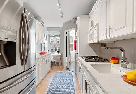 5th image of 150 E 77th St APT 11G