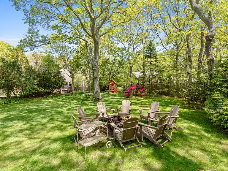 15 Amagansett Dr E — Photo 12