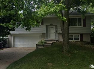 2207 Waveland Dr, Bettendorf, IA 52722
