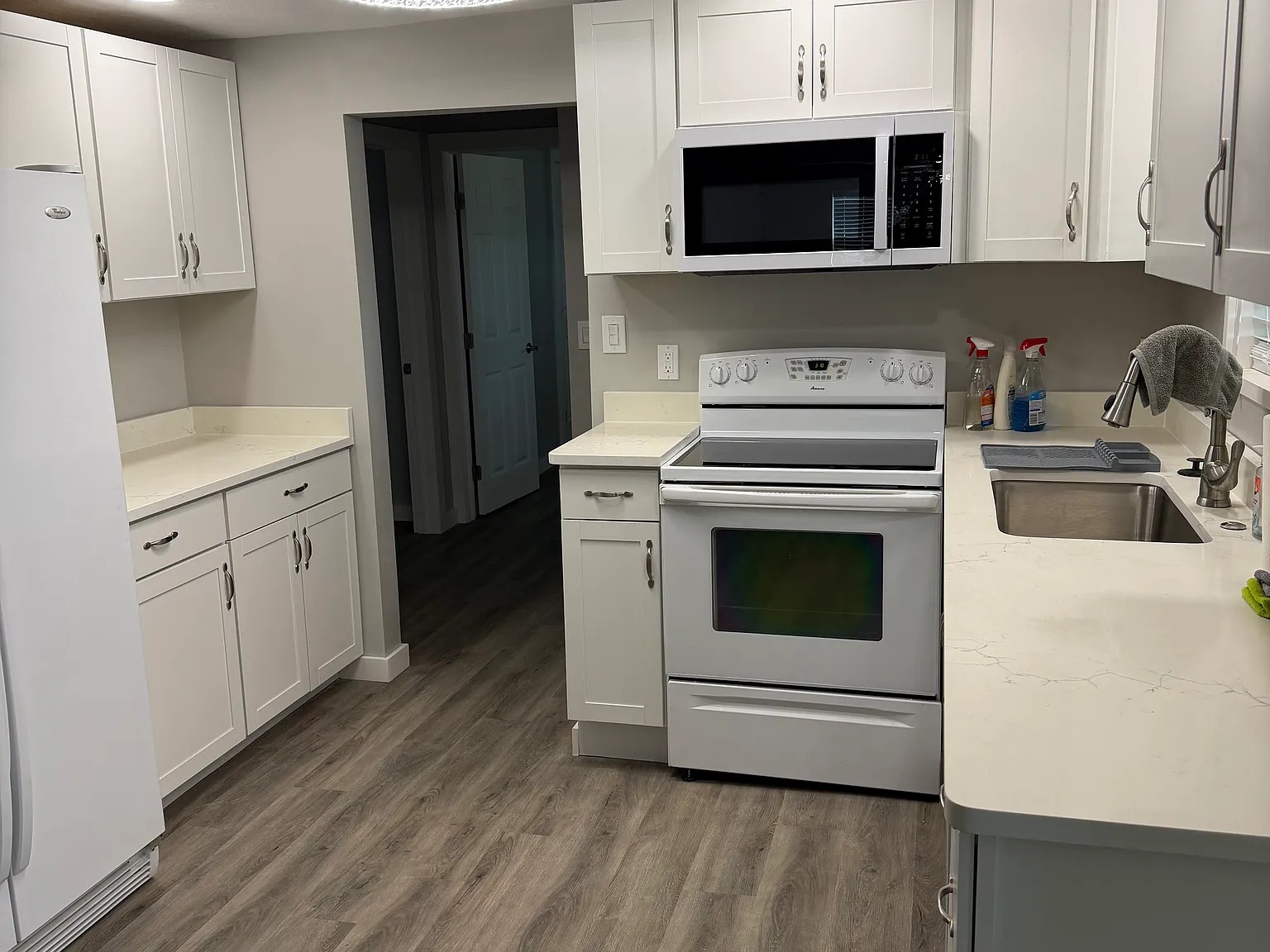 3 bed, 1.5 bath, 1560 sqft, $1,800 — Photo 2