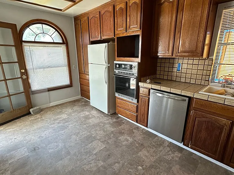 546 Richmond Ave — Photo 2
