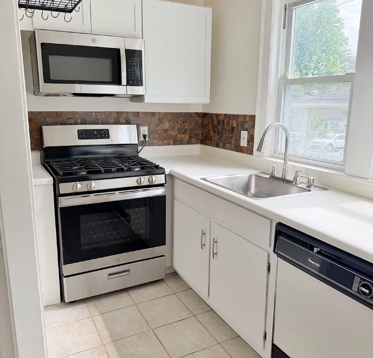 2 bed, 1.0 bath, $2,250 — Photo 2