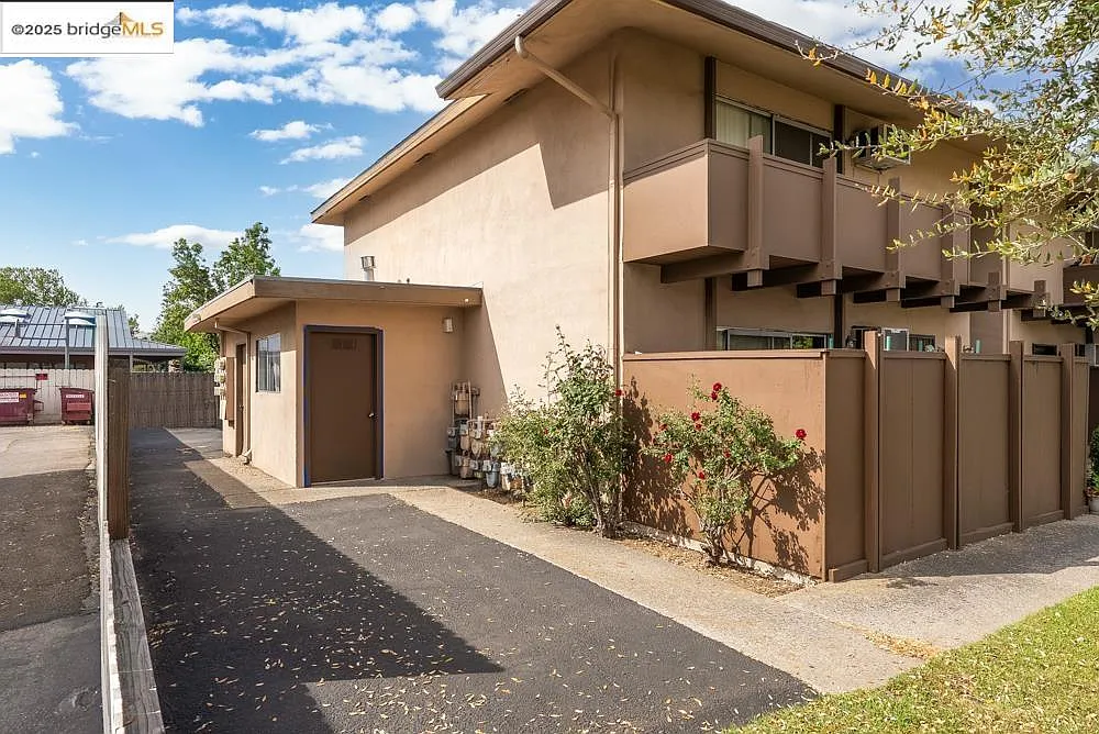2 bed, 830 sqft, $1,800 — Photo 3