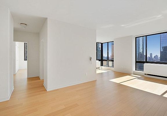 3rd image of 1 Columbus Pl APT S38e