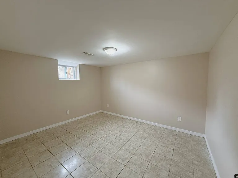 220 Ellington Dr #BASEMENT — Photo 4