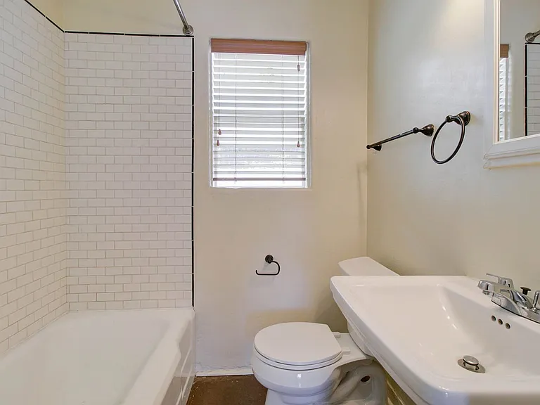 1010 E Coronado Rd — Photo 15