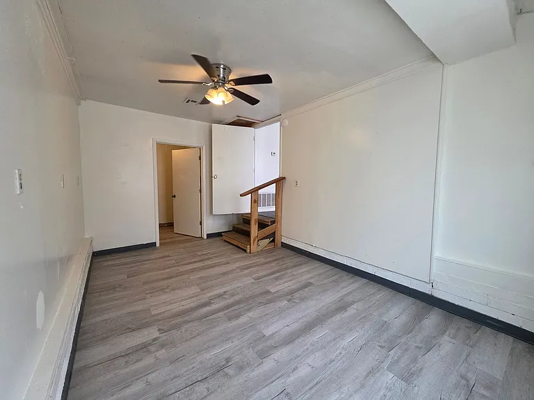 310 W 35th St — Photo 15