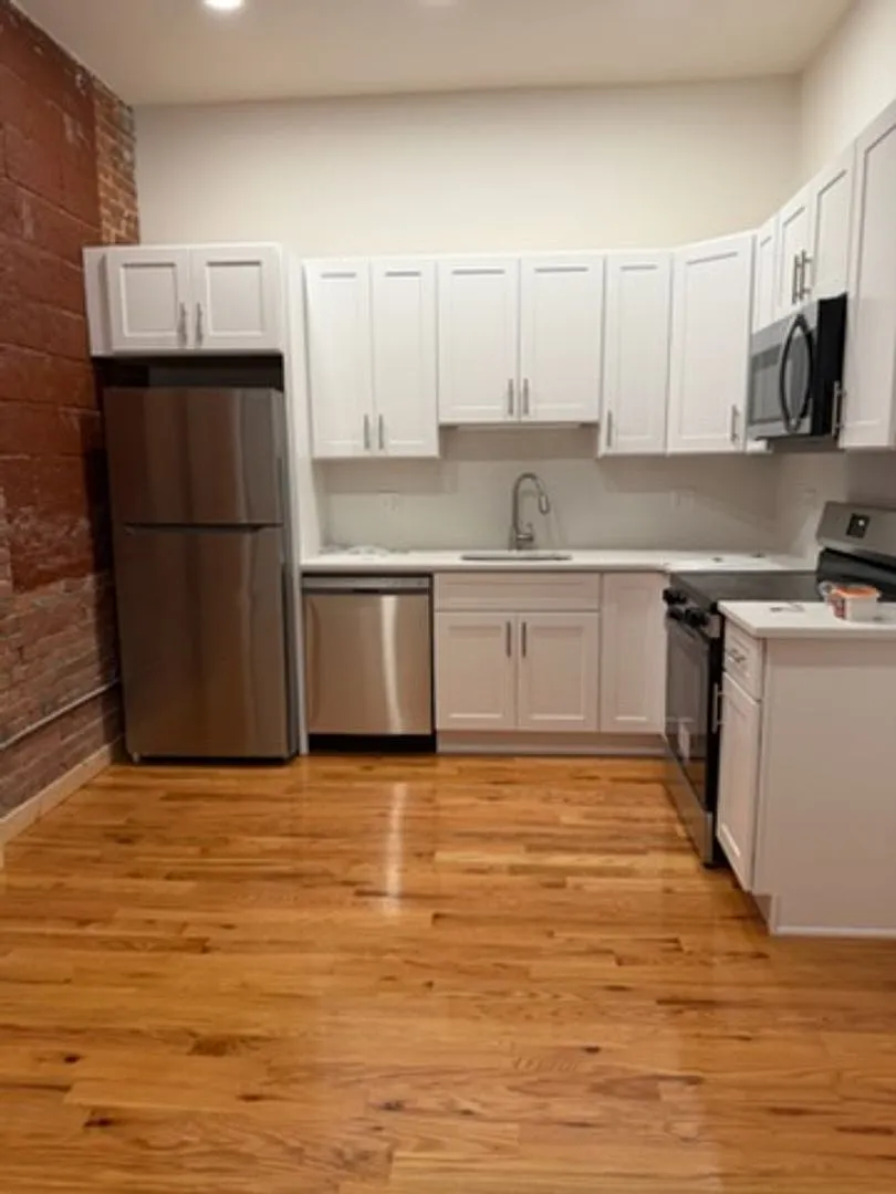 325 Lafayette Condos — Photo 3