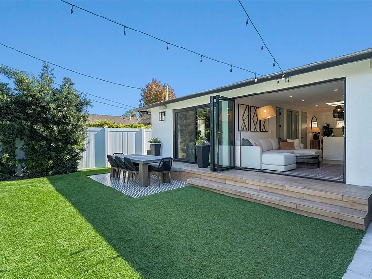 2219 Graham Ave — Photo 37