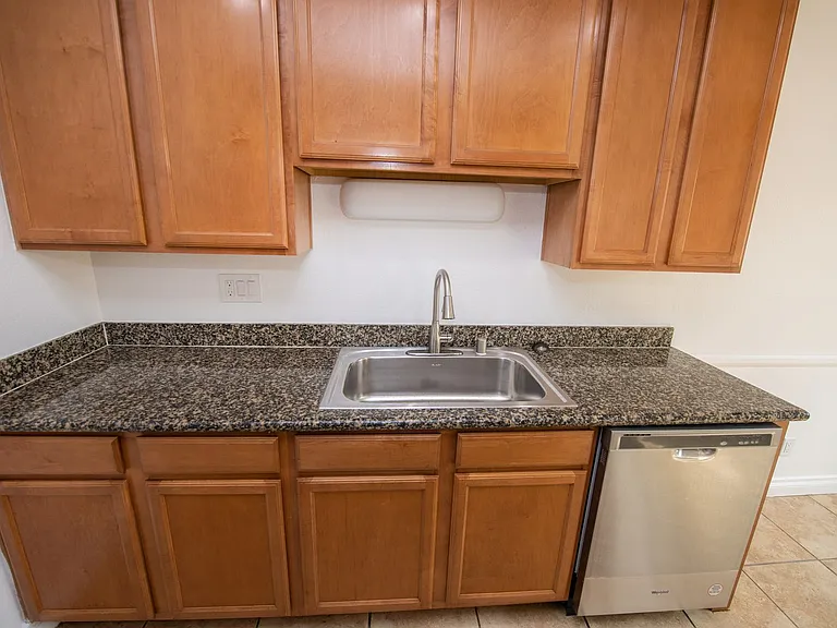 455 Ballantyne St #8 — Photo 34
