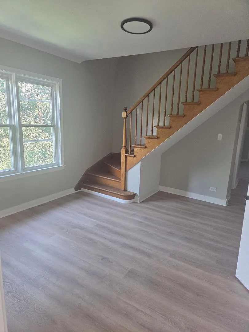Spacious 5-Bedroom, 3-Bath Duplex-Up — Photo 4
