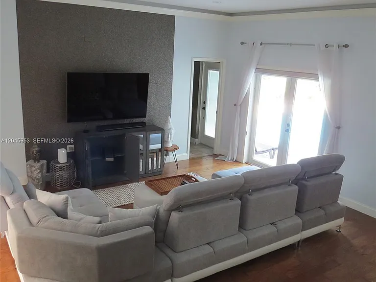 542 N Cypress Dr — Photo 14
