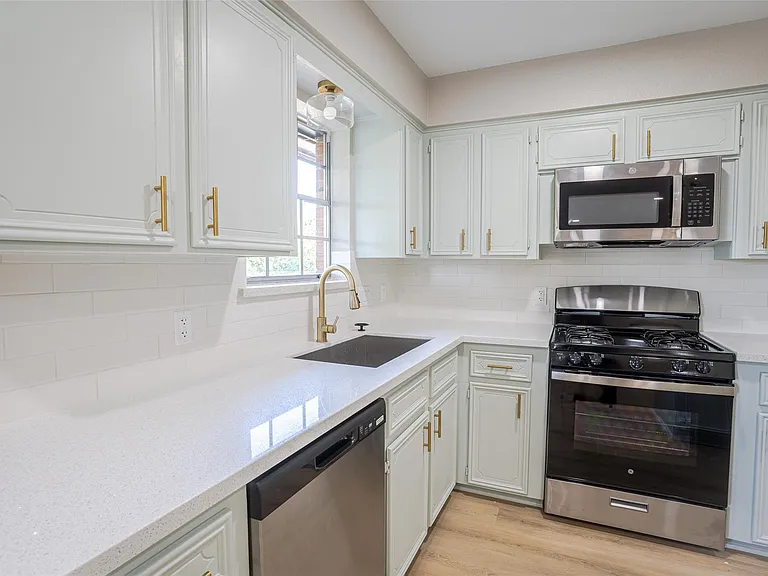 1601 Westwind Dr — Photo 3