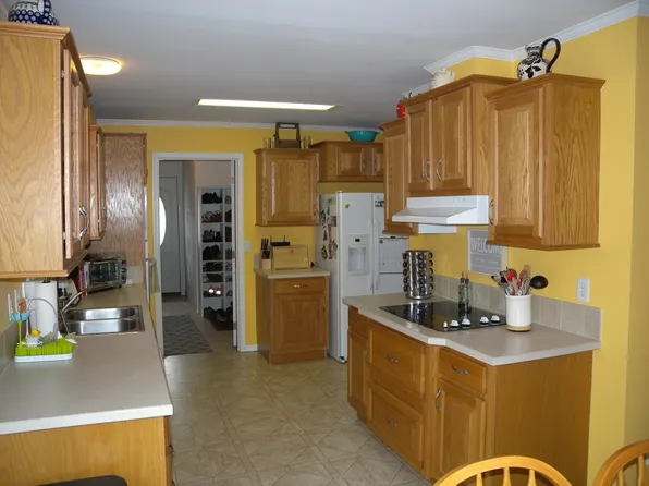 21 Runway Dr, Plattsburgh, NY 12901