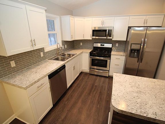 3rd image of 816 Oakdale Ct