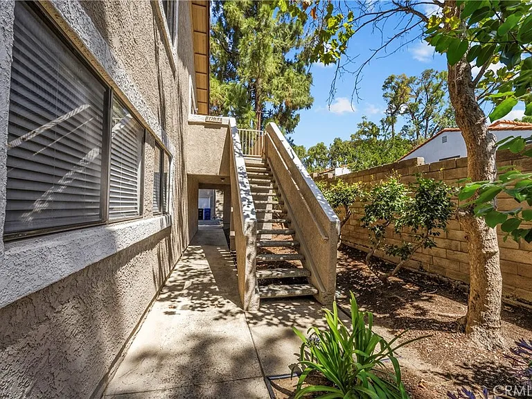 1631 Charterwood Ct — Photo 3