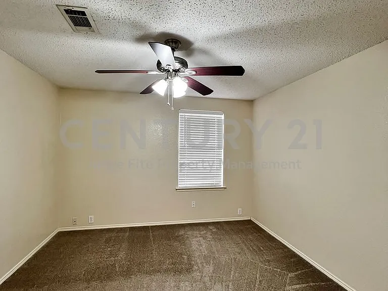 1901 Berkeley Dr — Photo 15
