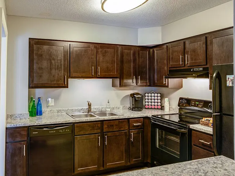 Glen at Burnsville Apartments — Photo 9