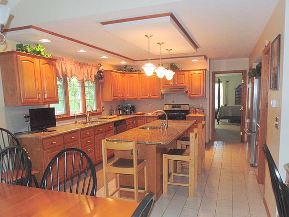 3rd image of 82 River Run Dr