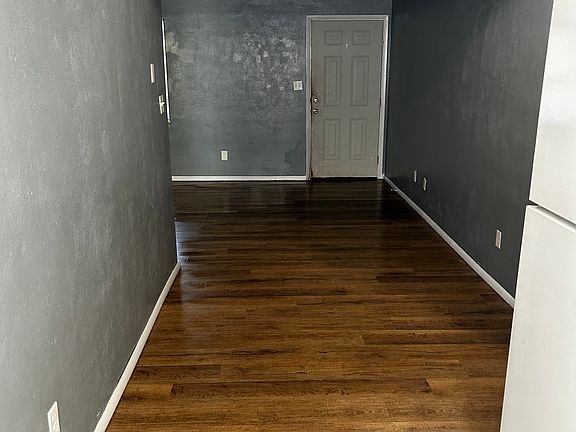 2nd image of 713 Oak St APT 1