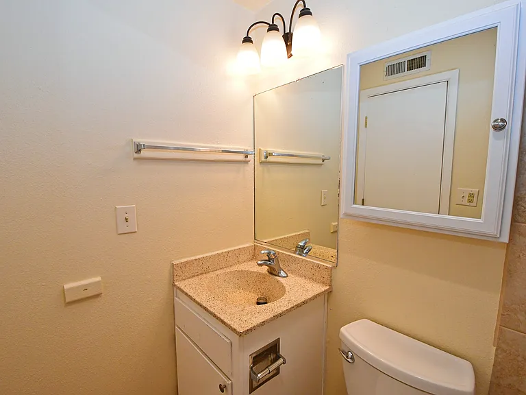 1513 N Edmonds Dr #D — Photo 17