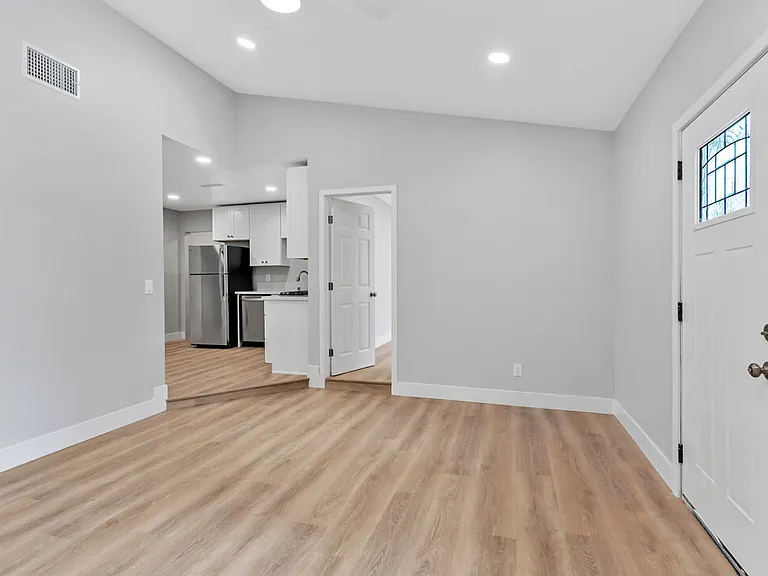 4520 1/2 Alice St — Photo 2