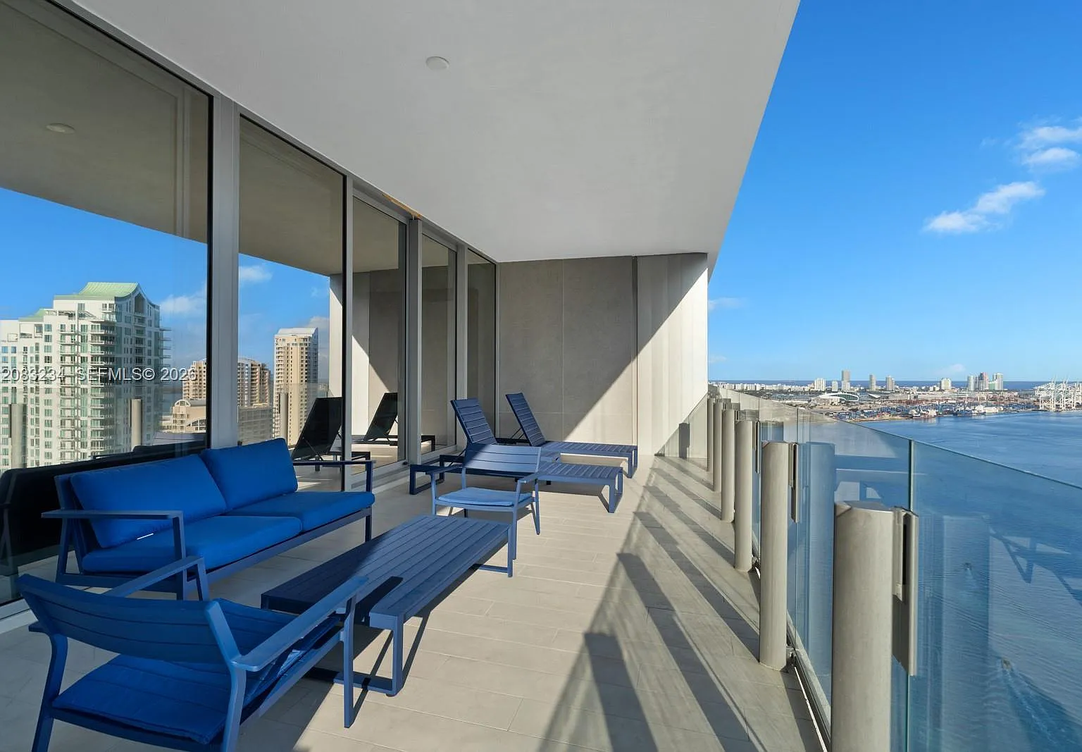 Aston Martin Condo — Photo 2