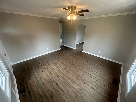 4th image of 230 Horseshoe Ct