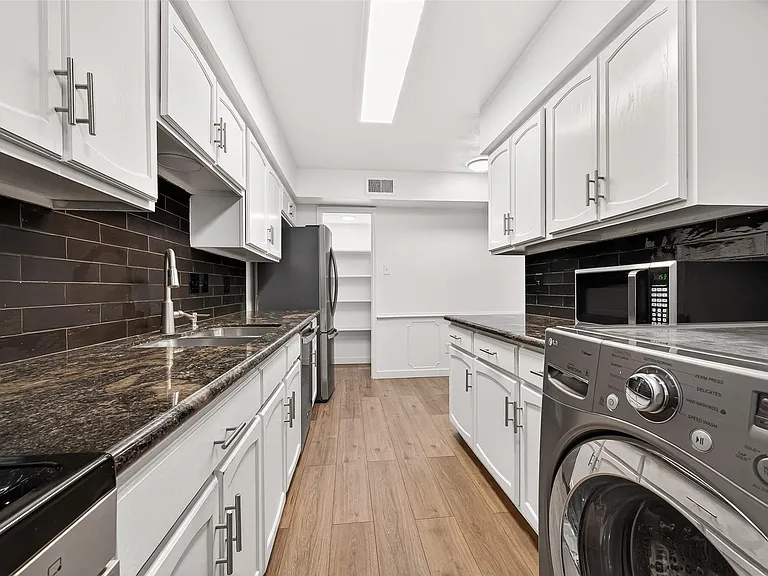 359 N Post Oak Ln #127 — Photo 12