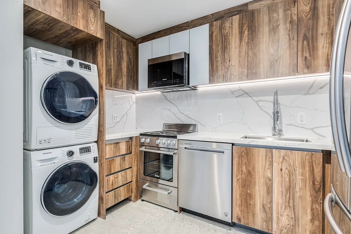 Building Photo - 1170 Barclay St #305