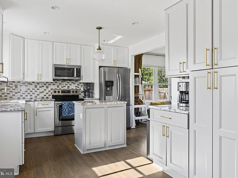 1015 Woods Pl — Photo 10