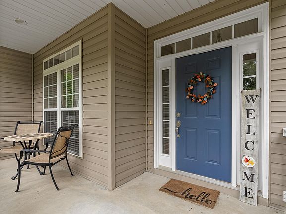 5th image of 390 Beaver Ridge Cir