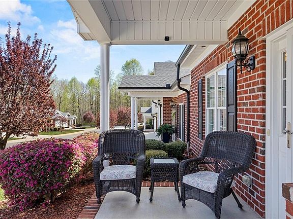 4th image of 1826 Bogey Ln