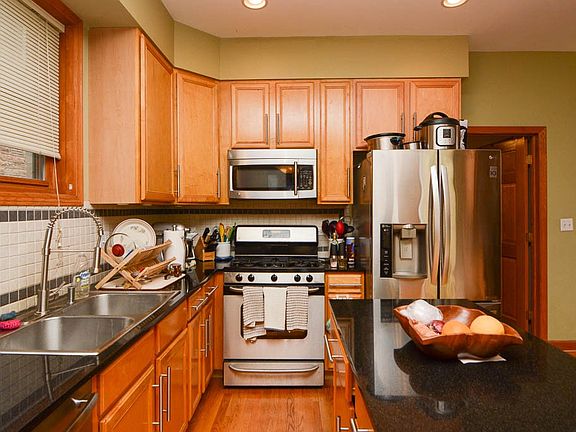 3rd image of 1720 W Augusta Blvd Unit 4