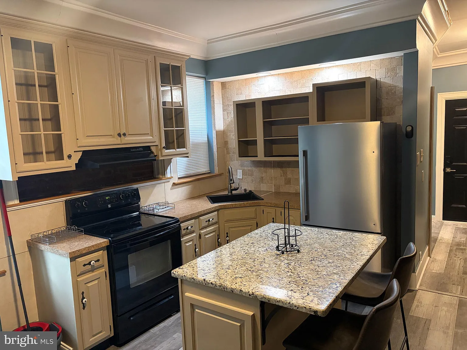 1 bed, 1.5 bath, 975 sqft, $1,200 — Photo 4