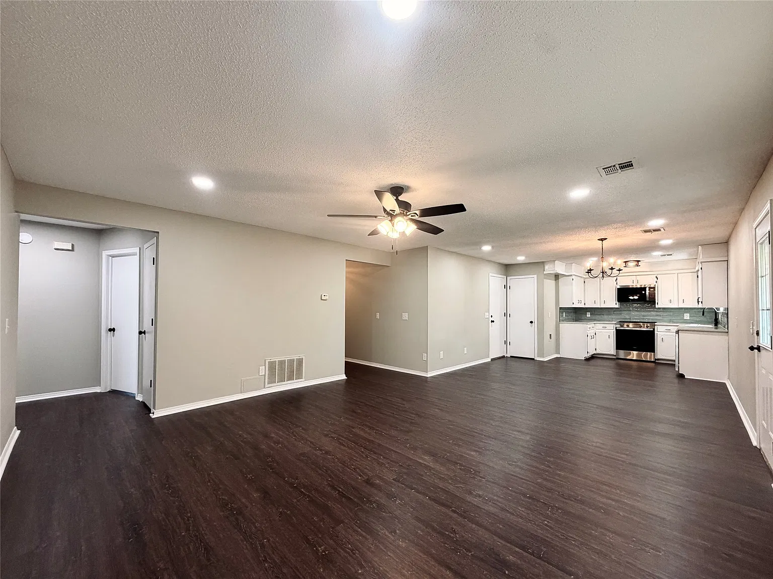 3 bed, 2.0 bath, 1373 sqft, $1,795 — Photo 4