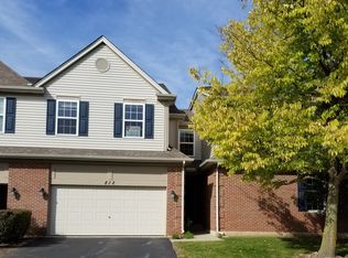 812 Oak Hollow Rd, Crystal Lake, IL 60014