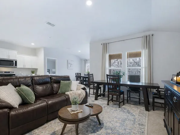 220 Abingdon St, Azle, TX 76020