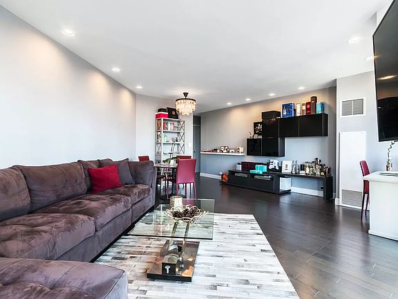 4th image of 200 E 61st St APT 41DD